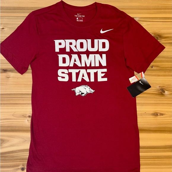NWT ARKANSAS RAZORBACKS NIKE ATHLETIC CUT TEE CARDINAL RED SIZE SMALL NEW - Picture 7 of 8